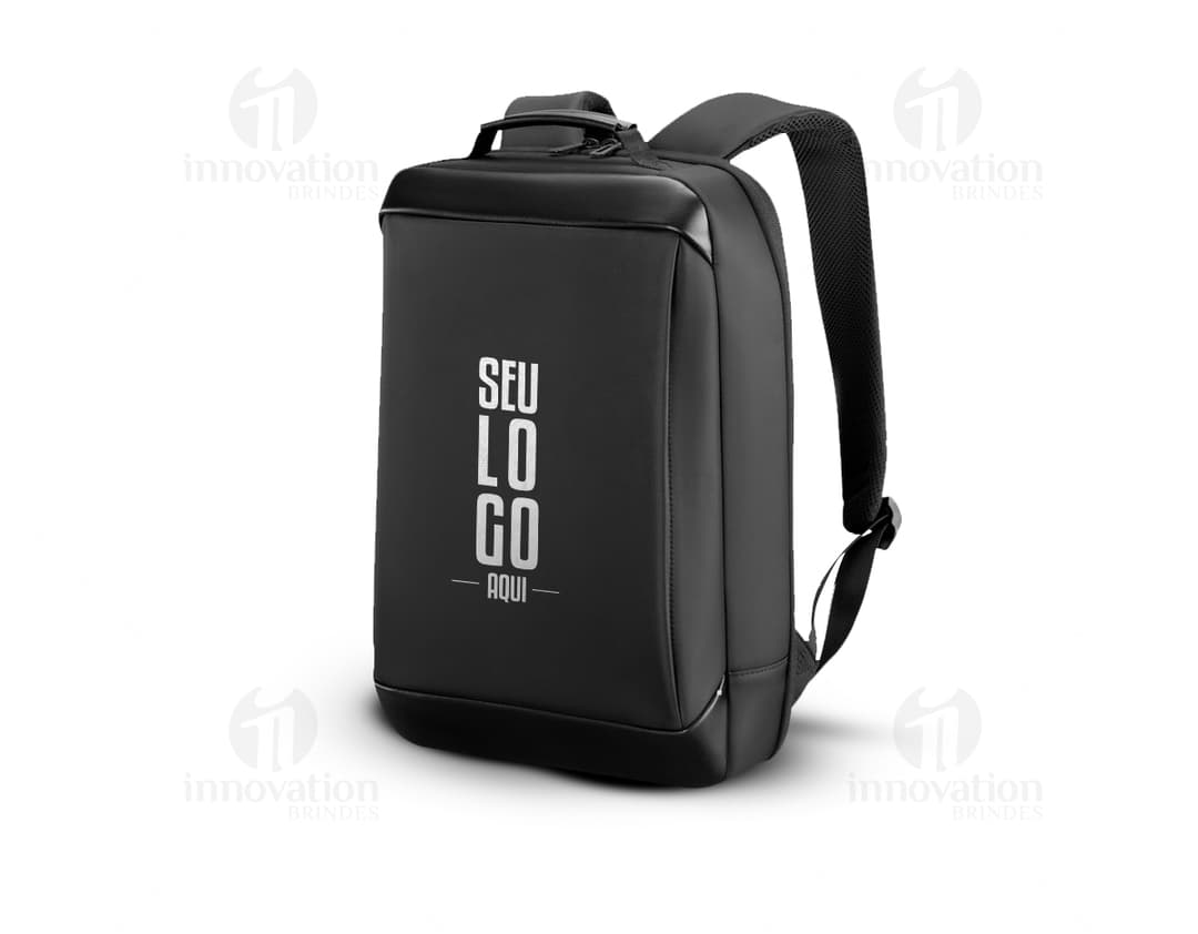 Mochila Premium c/ Porta USB preta, ideal para transportar laptop e demais dispositivos eletrônicos. Possui design moderno e prático, com compartimento para teclado, botões e keys. Perfeita para uso profissional e comunicação digital.