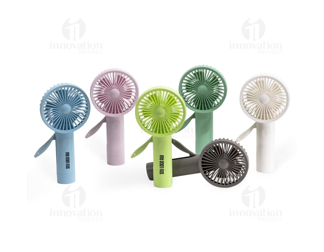 Imagem de um mini ventilador manual decorado com elementos coloridos e modernos. Ideal para presentear no verão e refrescar com estilo. Perfeito para ambiente de trabalho ou lazer. Adquira já o seu! Refresque-se com estilo e praticidade. Ideal para presentear no verão, ambiente de trabalho ou lazer. Garanta o seu mini ventilador manual decorado com elementos modernos e coloridos.