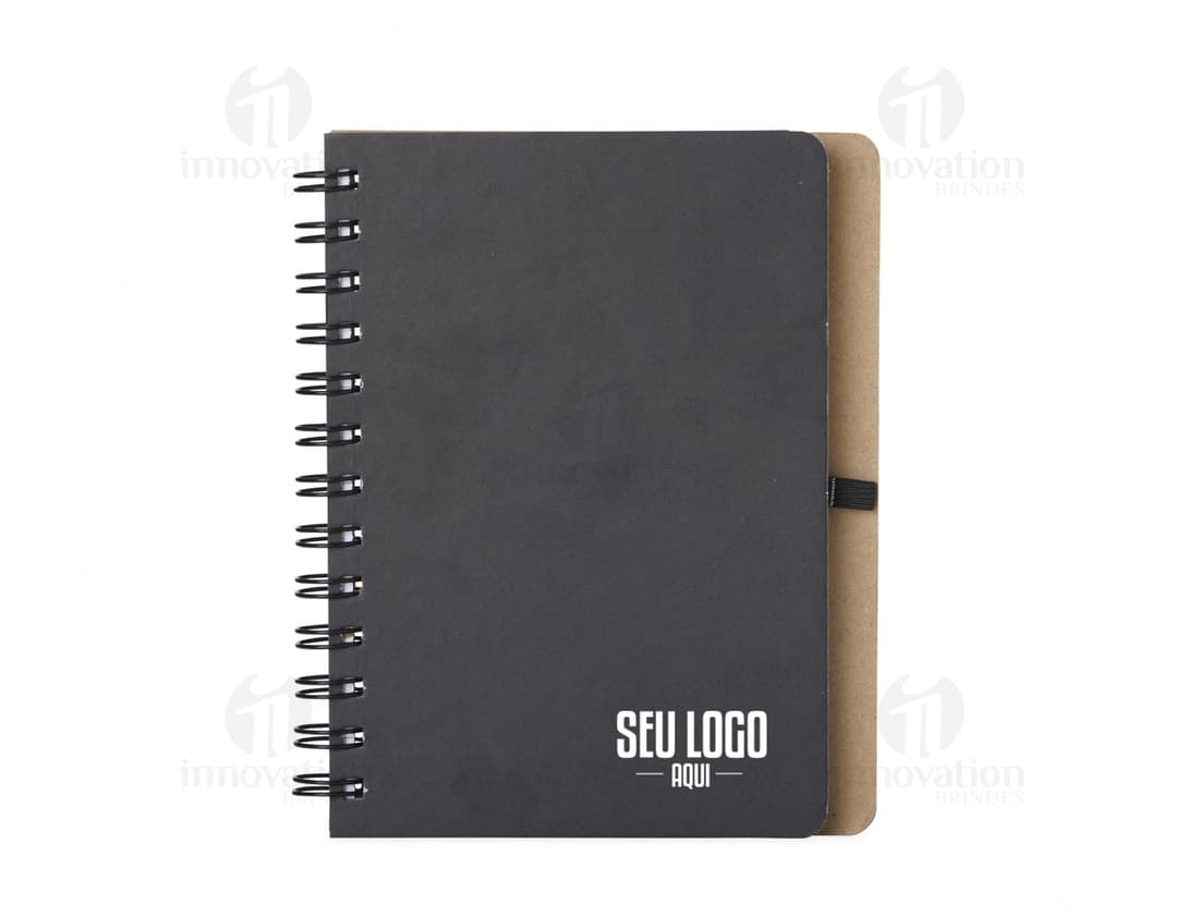 Caderneta Capa Dura Kraft para anotações e organização de documentos, com capa protetora de papelão resistente. Ideal para uso no escritório, estudos, finanças e viagens. Contém páginas em branco para anotações e lembretes, em um design prático e elegante. Cor preta, com espiral de metal, perfeita para guardar memórias e ideias.