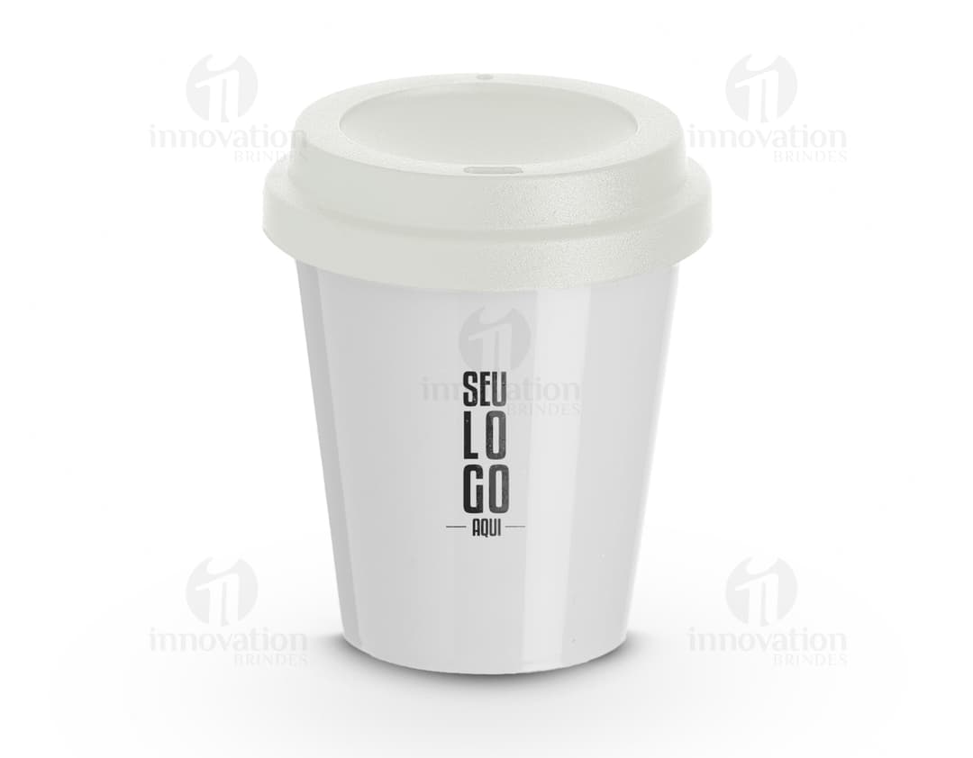 Copo plástico preto de 350ml com tampa, em 3D, ambientado em um recipiente de lixo.