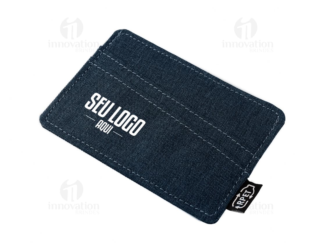 Carteira em Material Reciclável RPET preta com detalhes em marrom, feita de plástico reciclável. No interior, espaço para dinheiro, cartões, chaves, dispositivos eletrônicos e documentos. Compacta e prática para armazenar e proteger objetos e informações. Ideal para uso pessoal e profissional.