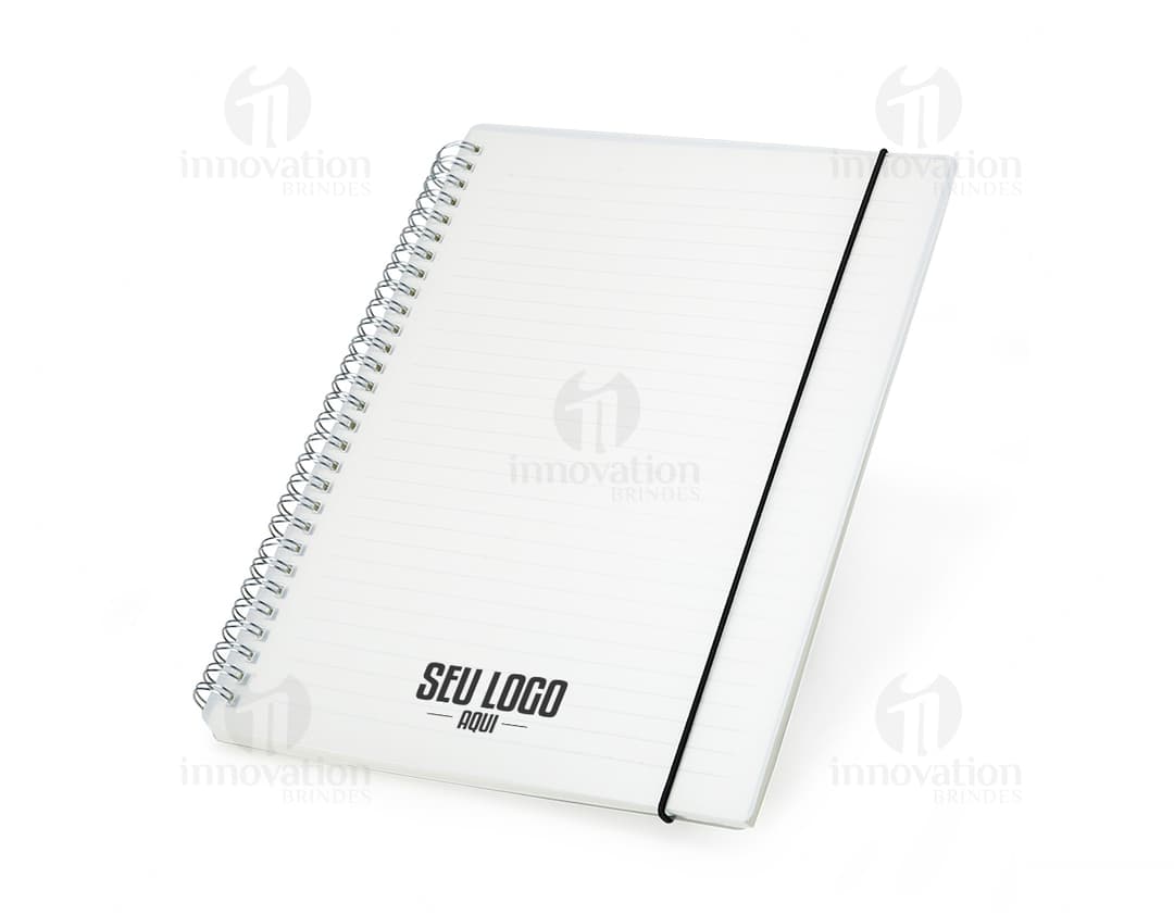Notebook B5 Plástico 26x19 em fundo branco aberto, com papel em branco e envelope ao lado. Objeto de estudo e organização, com espaço para escrever e armazenar mensagem, documentos e lembretes. Ideal para uso em escritórios e escolas.