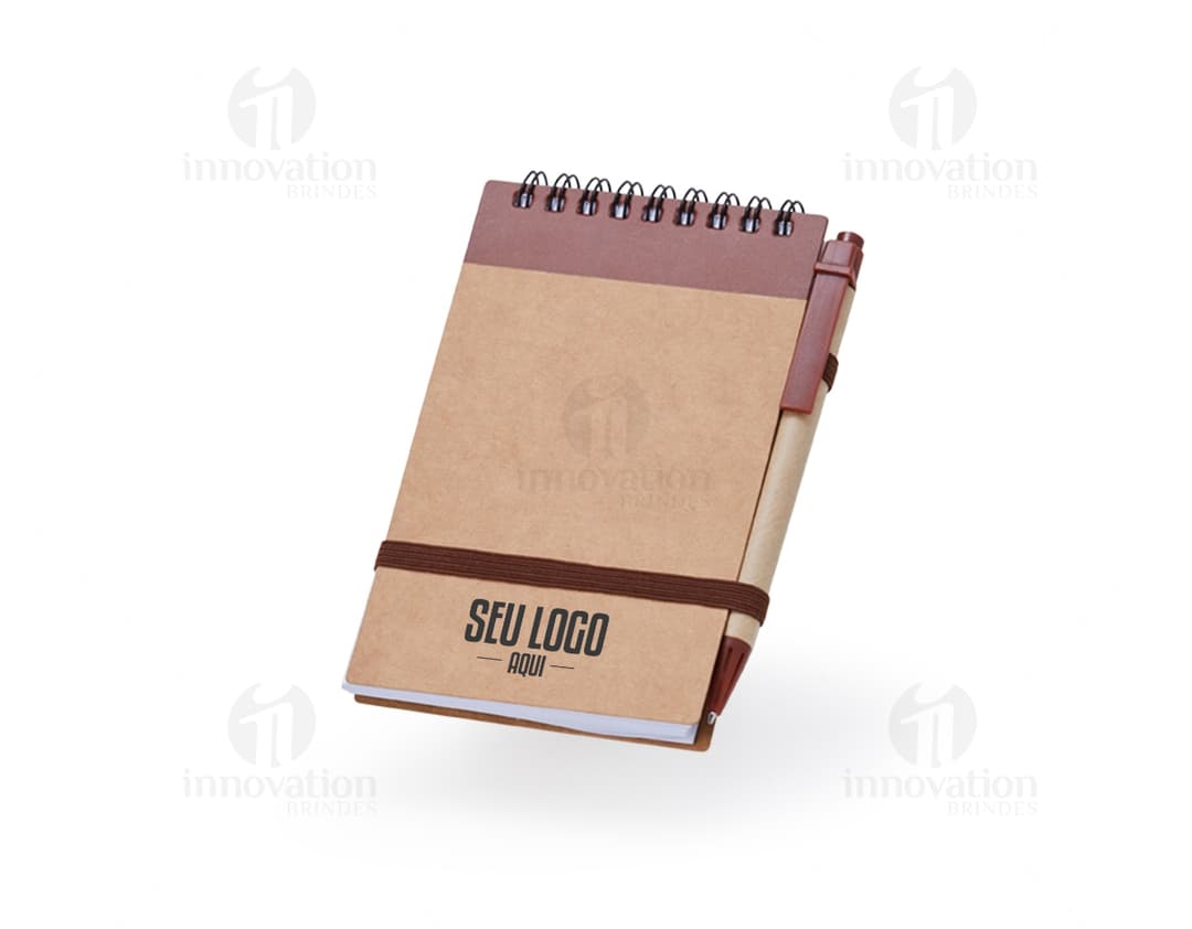 Bloco de anotações de 14x9 cm, feito de material isolante e de construção, em papel marrom. Vazio, com espaço para escrever e guardar mensagens. Fechado, com design vintage e textura corrugada. Objeto de escritório e negócios, ideal para organizar e enviar informações.