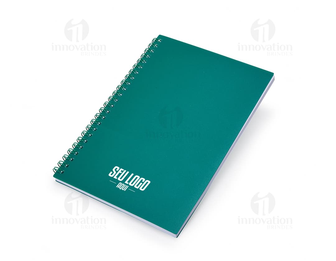 Caderno A5 de plástico com wire-o metálico em um modelo de papel timbrado em branco, com bordas decorativas e padrões vintage e retro. Ideal para uso no escritório, negócios e educação, proporcionando um espaço vazio para escrever mensagens ou notas. O design criativo e moderno combina elementos antigos e novos, com textura grunge e ornamentos.