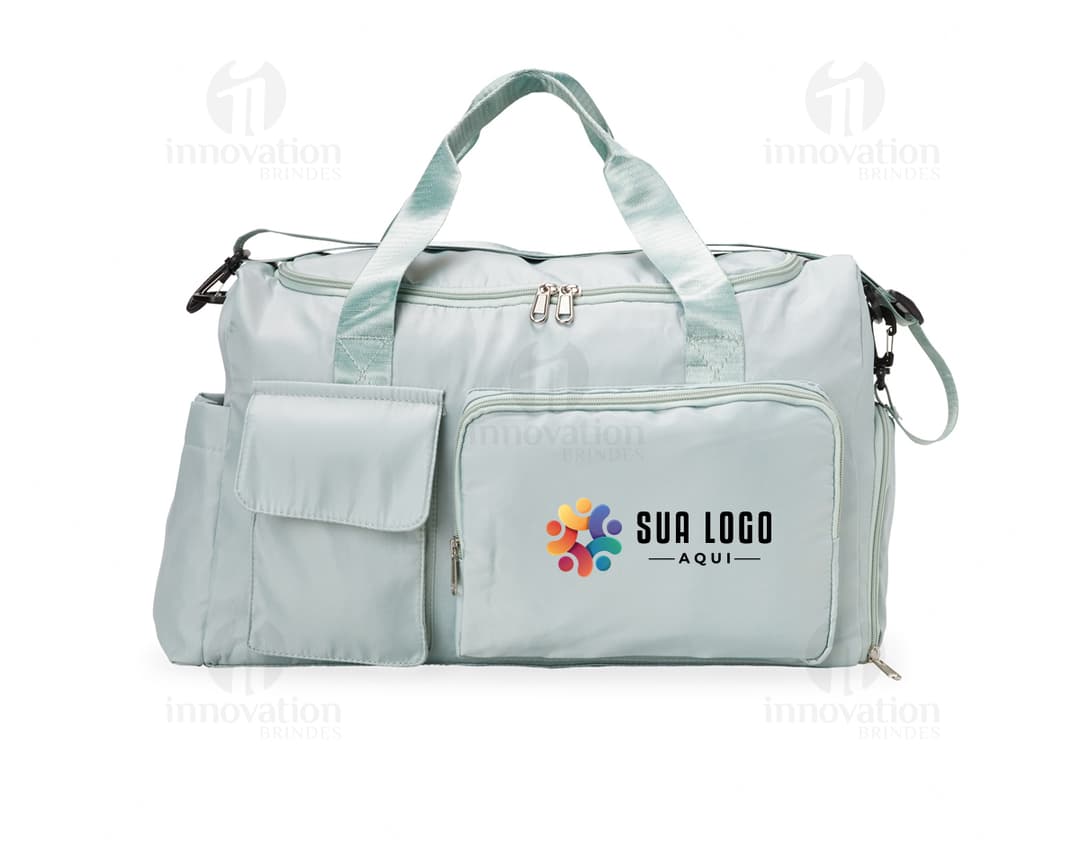 Bolsa esportiva de 28 litros em nylon marrom e preto com alças de couro, zipper, bolso e fivela. Ideal para viagens, academia e passeios.