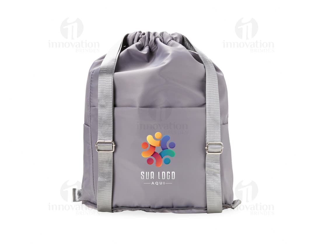 Mochila saco de poliéster preta, com detalhes em couro, fivela de metal e bolso lateral. Ideal para uso casual, escritório ou viagens a negócios. Estilo moderno e elegante, com fecho de cordão e alças ajustáveis.