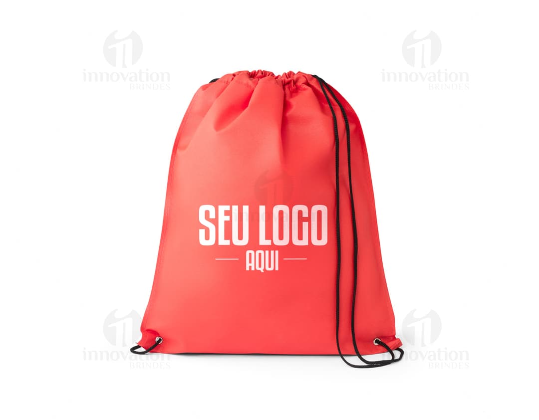 Mochila Saco Tnt preta e marrom com alça de couro, design elegante e textura suave. Ideal para viagens e compras, possui shape clean e estilo retro. Perfecto para transporte de mercadorias e objetos de forma organizada e com muito charme.