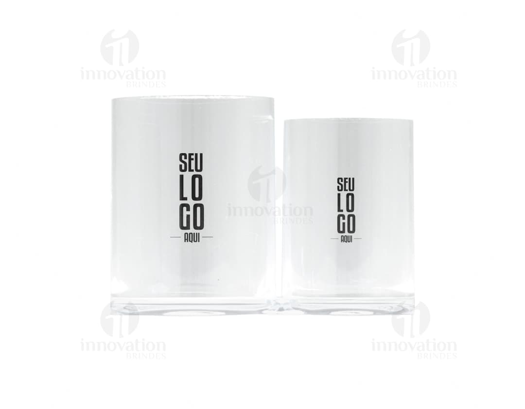 Um porta caneta duplo colorido, feito de madeira, contendo lápis, canetas, giz de cera e outros materiais de escrita e desenho. O objeto é perfeito para organizar ferramentas criativas e de escrita, sendo ideal para uso escolar, artístico ou de escritório.