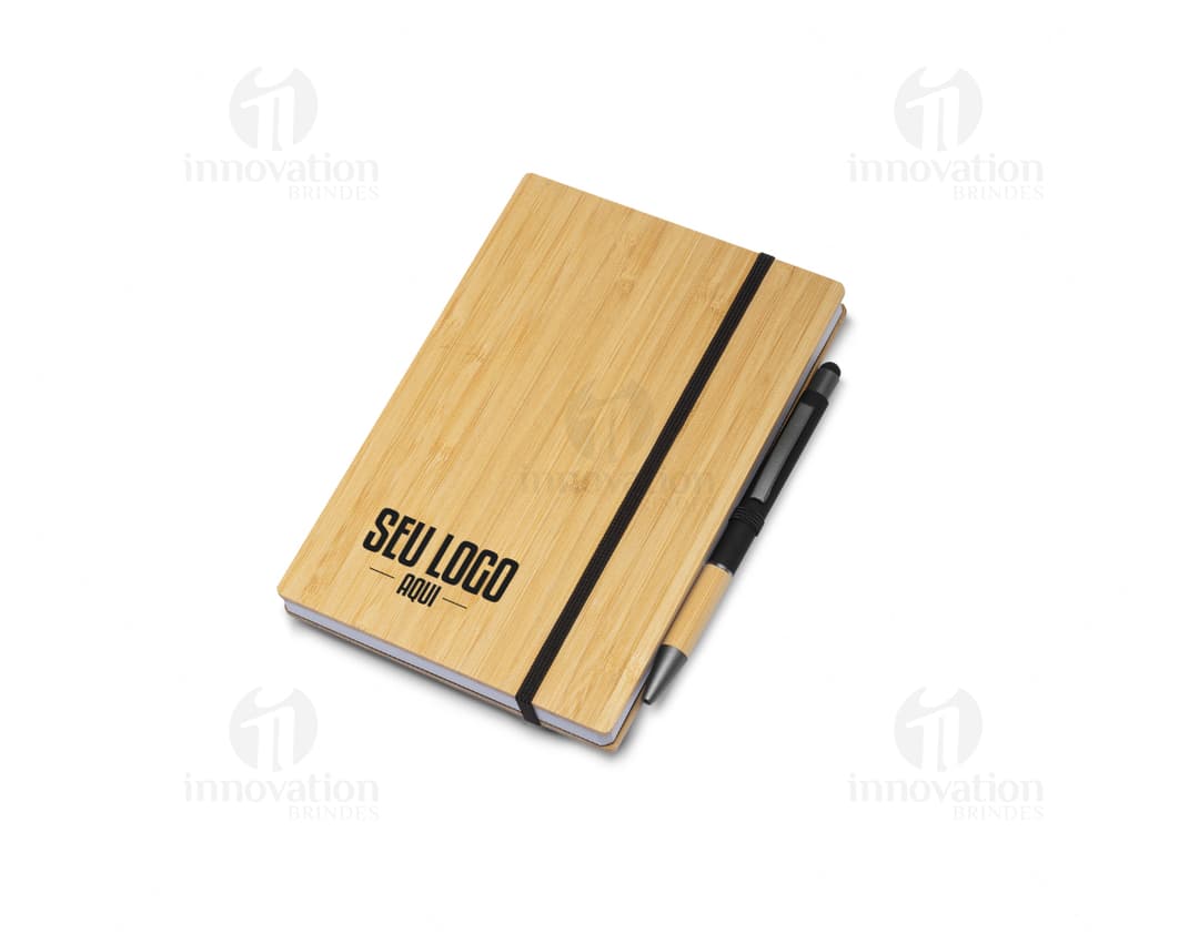 Bloco de anotações em papel marrom, vazio, com formato retangular e dimensões de 18,9 x 12,9. Ideal para uso em escritório, escola ou para anotações diversas. O bloco possui uma capa de papelão texturizada e contém várias folhas de papel em seu interior. Funcional para organização de informações, notas, lembretes e para escrita de texto.