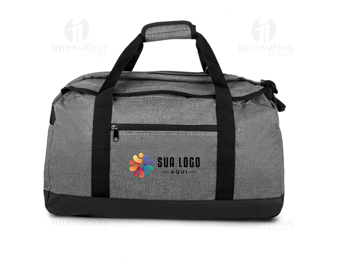 Mala esportiva com bolso externo em couro marrom, alça de mão e alça de ombro, detalhe em metal dourado, design moderno e elegante. Ideal para viagens ou uso casual.