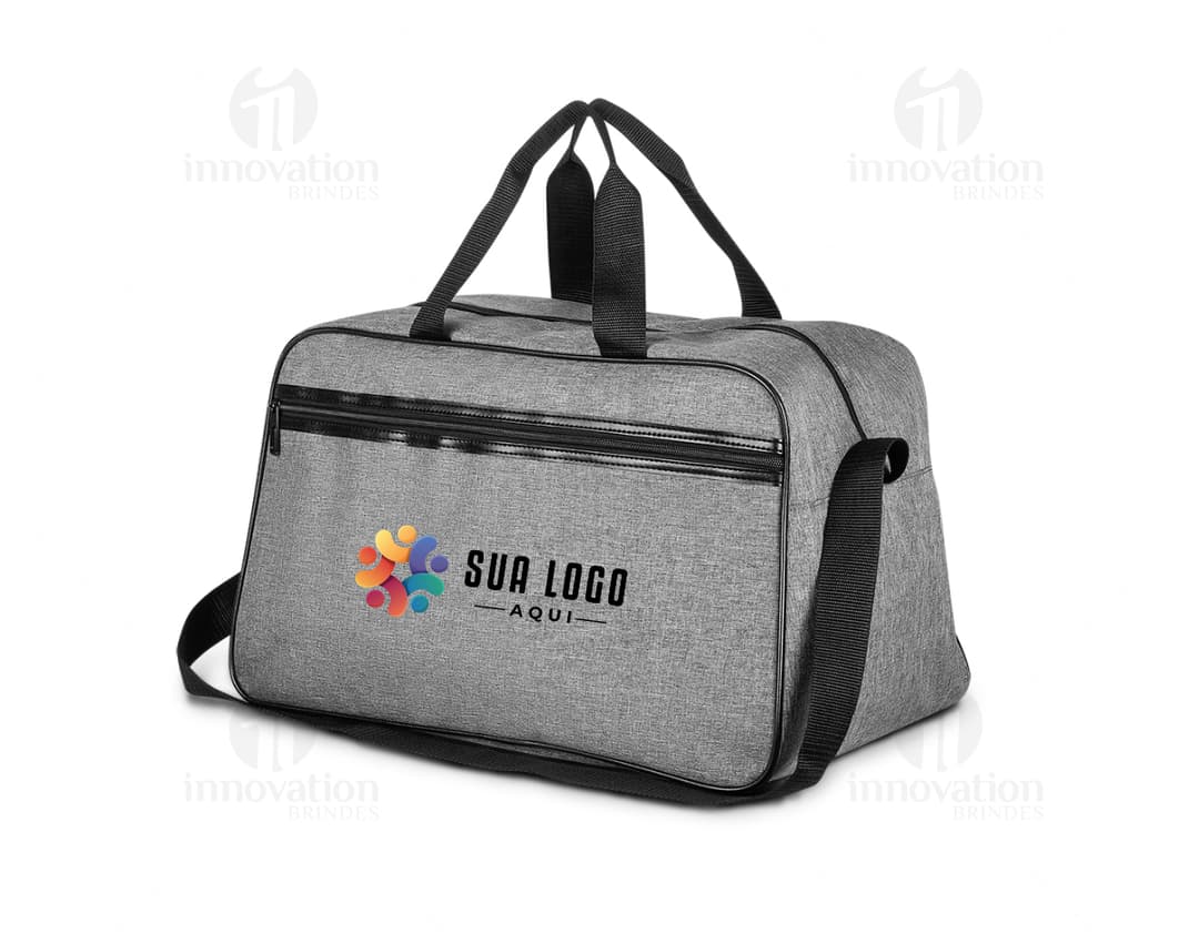 Mala esportiva de couro preto com bolso externo, alça de mão e alça de ombro, moderna e elegante, ideal para viagens e transporte de equipamentos esportivos.