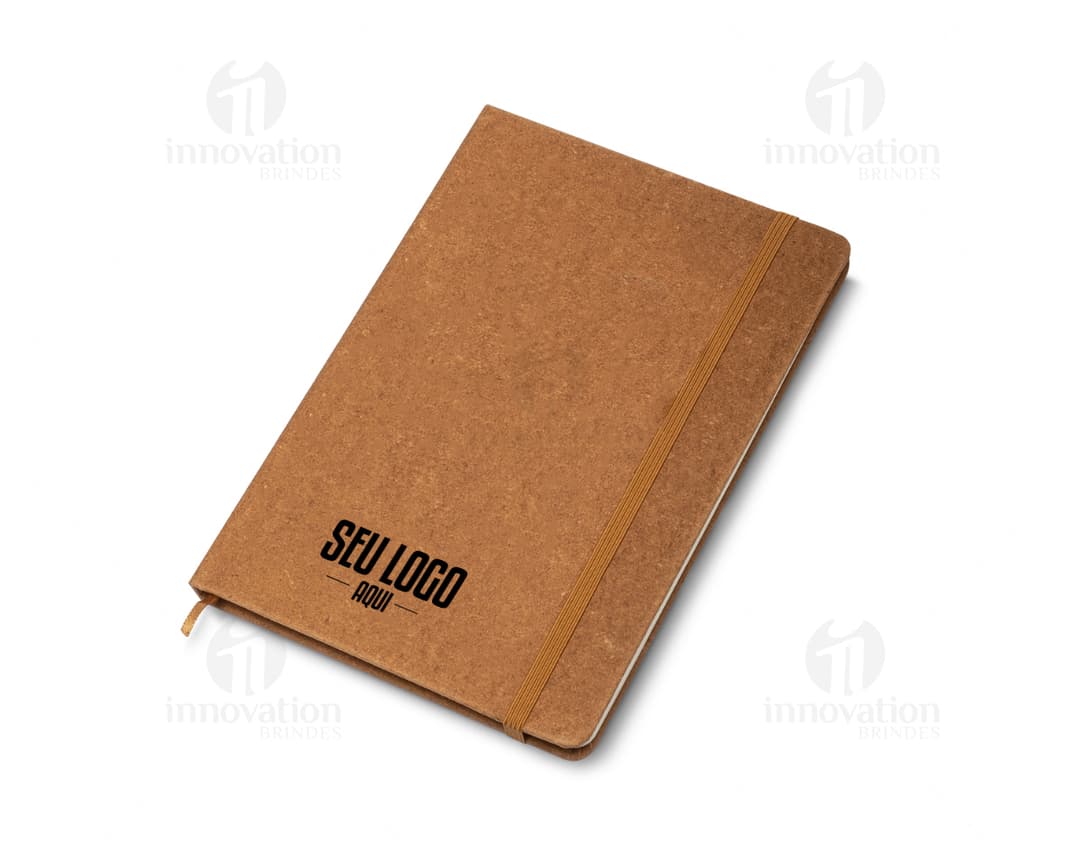 Kit caderno e caneta reciclável em uma mesa de escritório com notebook, papel, livro, caneta, notas em branco, diário, documentos, bloco de notas, lembrete, mensagem, lista, organizador de couro, moeda, carta, notas, lápis e envelope.