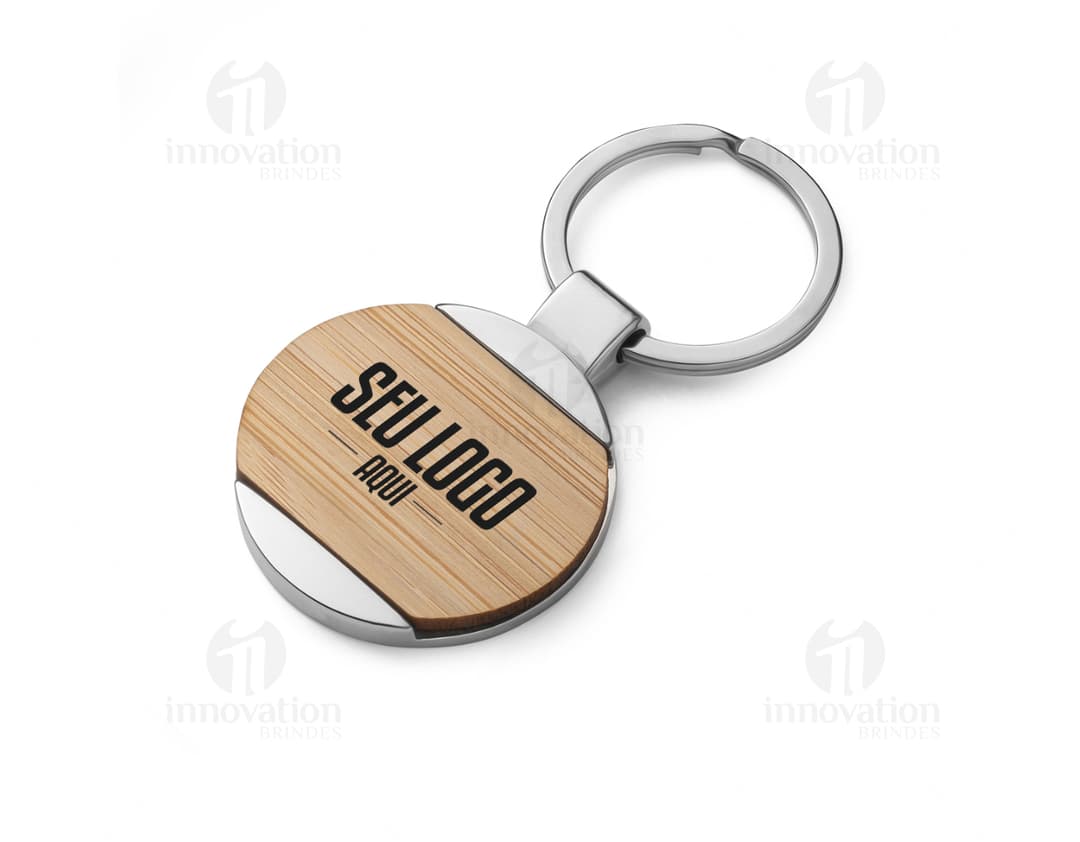 Chaveiro de metal com detalhes em bambu, objeto de segurança e proteção com design elegante e resistente para guardar chaves.