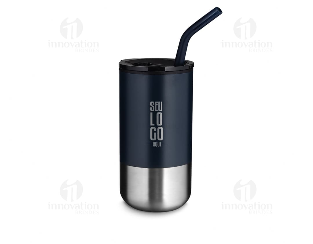 Copo de metal prateado vazio com tampa, reflexo brilhante, design moderno e limpo.