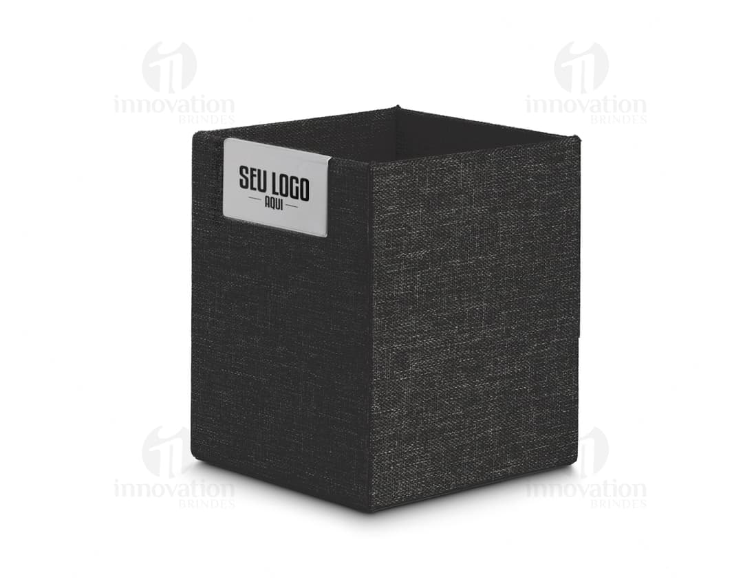 Porta caneta marrom de couro com fecho de metal e detalhes em fita de cetim.