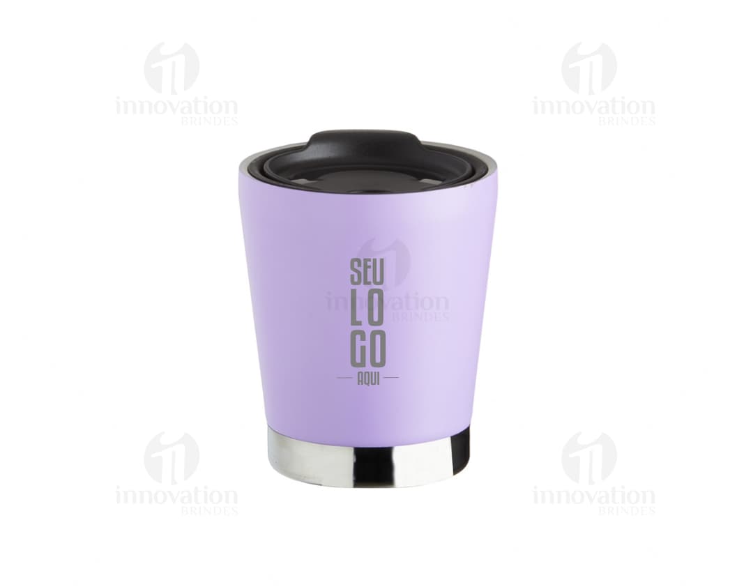 Copo de parede dupla de 300ml feito de inox, de cor prateada e brilhante. O copo está limpo e vazio, com design moderno e alça para segurar.