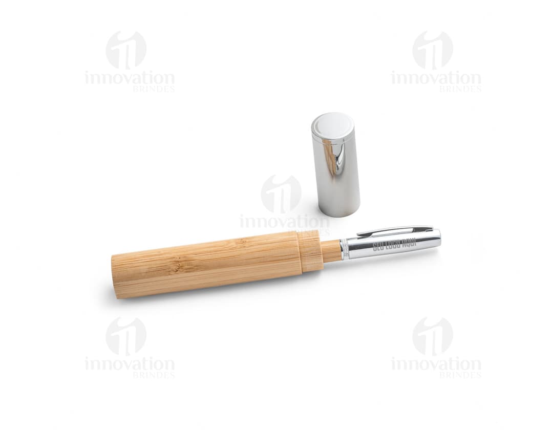 Caneta esferográfica feita de bambu em um estojo. Corpo de metal e detalhes em rosa. Estilo fashion e elegante para uso pessoal ou de negócios.