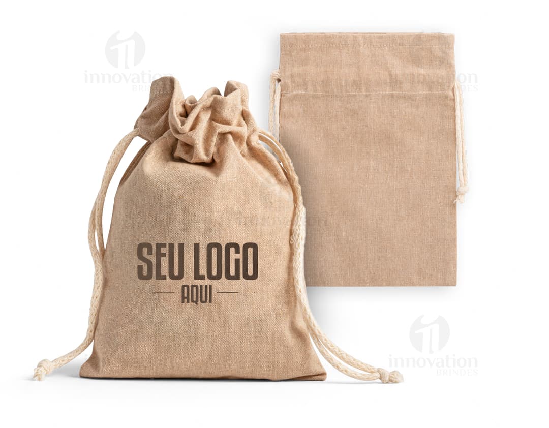 Saquinho de algodão vintage em tecido marrom texturizado com fechamento de cordão de algodão.textContent