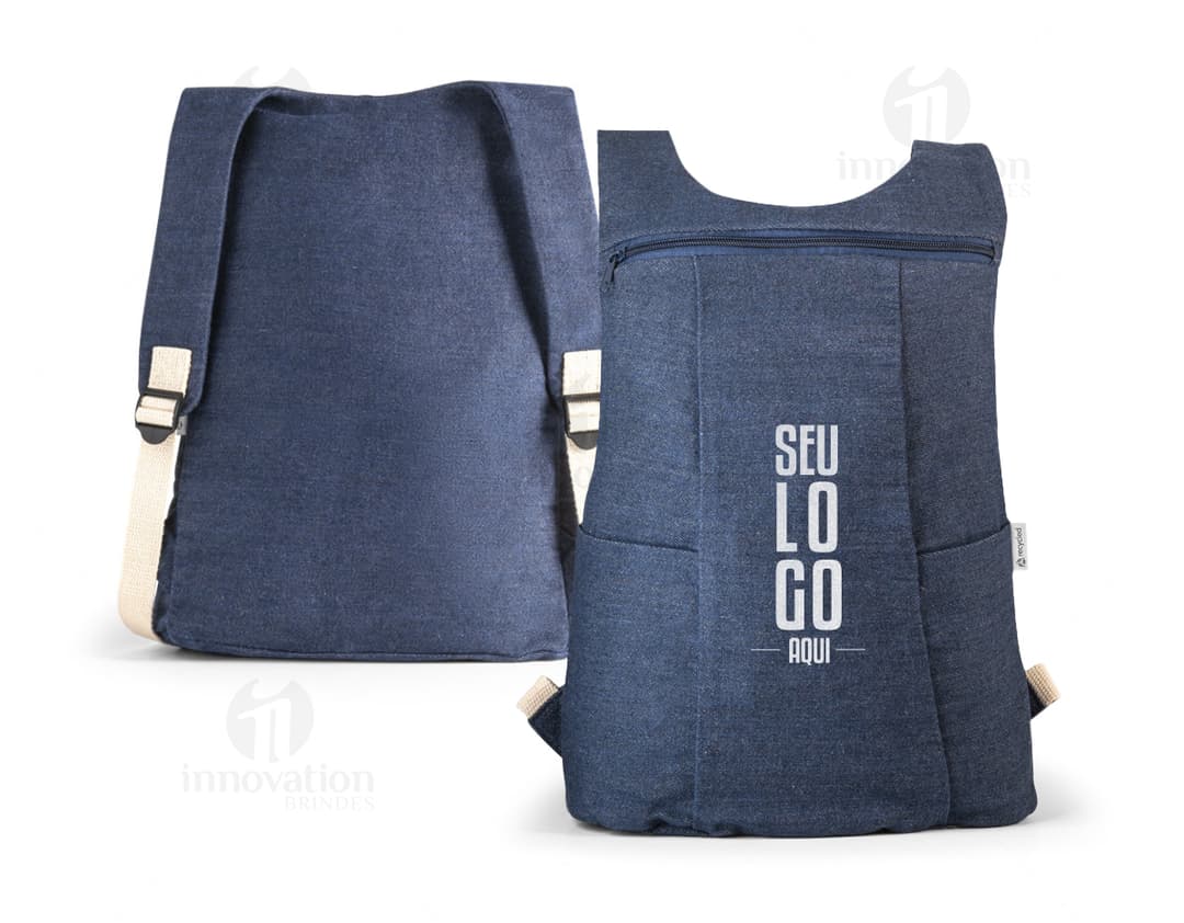 Mochila denim reciclado com alças pretas, fivela de metal, fecho de zíper, bolso lateral, design moderno e estilo fashion.