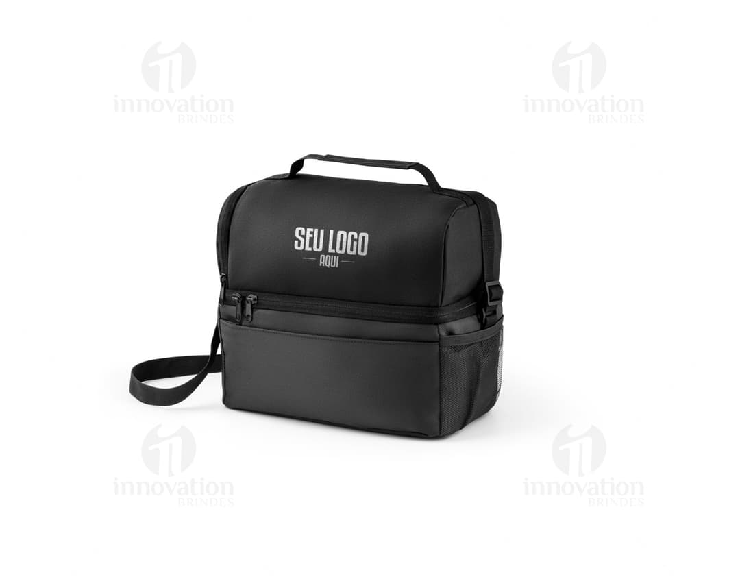 Bolsa térmica preta de 7 litros, moderna e profissional, feita de couro e plástico. Possui alça e fecho, ideal para armazenar comida ou equipamentos eletrônicos de forma segura e organizada. Perfeita para uso no escritório, em viagens de negócios ou em casa.