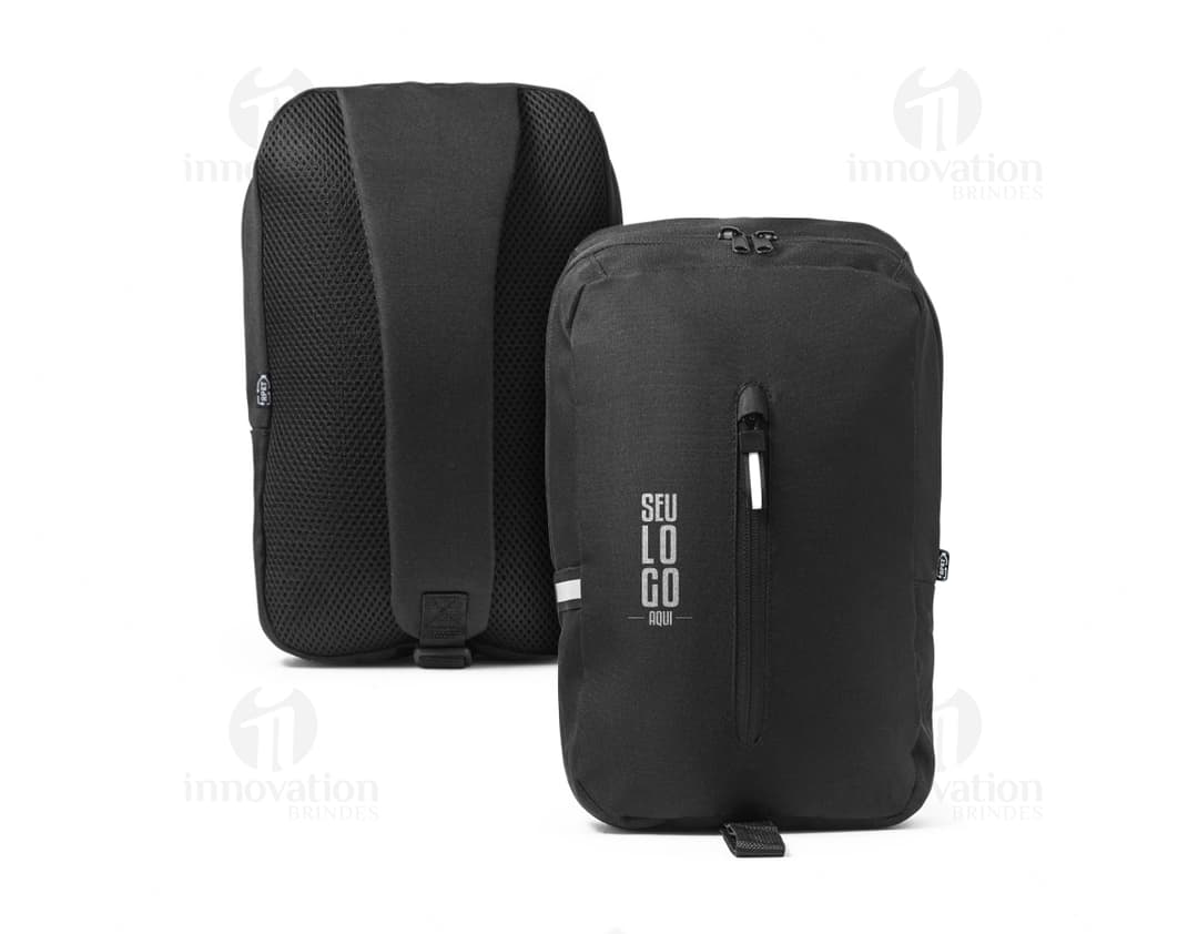 Homem de terno preto segurando uma mochila tiracolo feita de rPET com refletores.