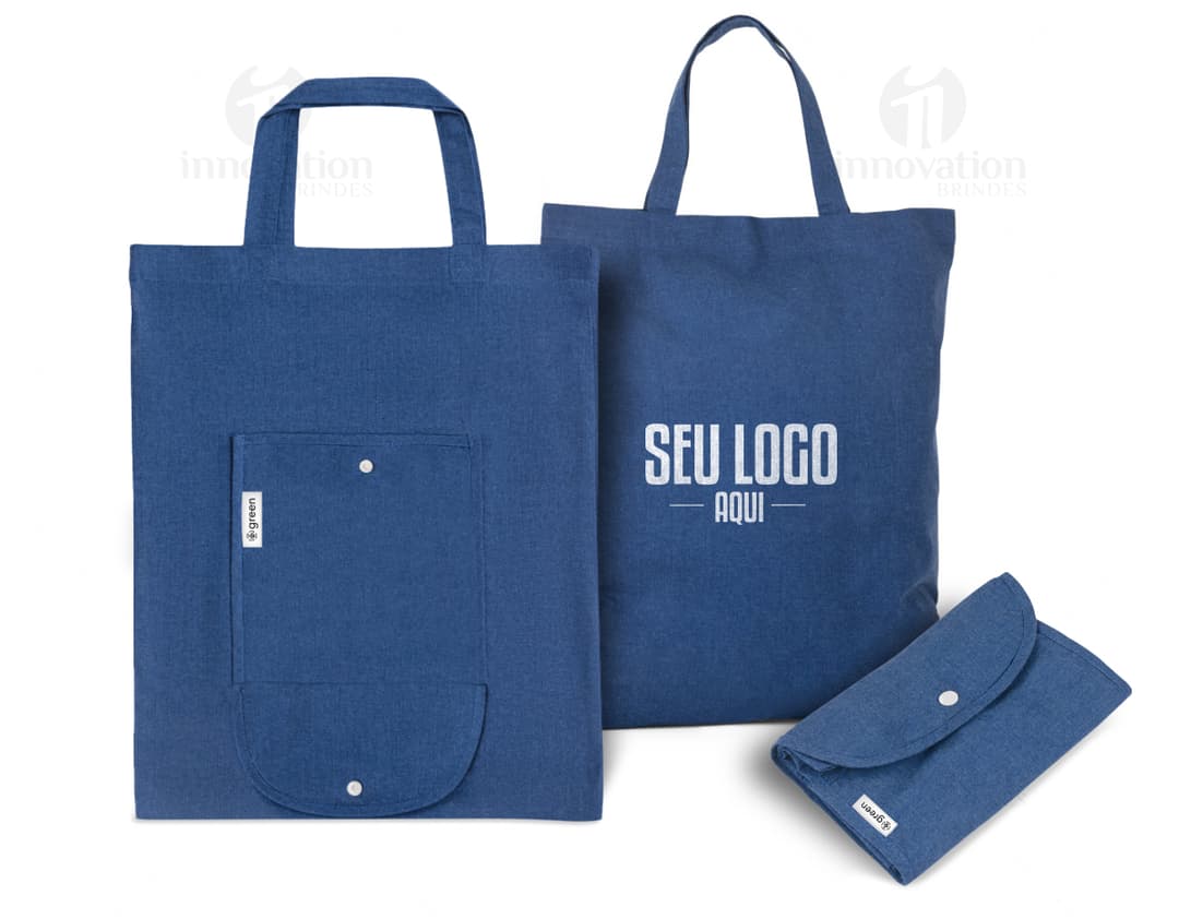 Sacola dobrável preta em couro com alça, ideal para compras e negócios. Possui fecho de zíper, estilo elegante e moderno. Feita de material reciclado, conta com amplo espaço, perfeita para armazenar objetos pessoais.