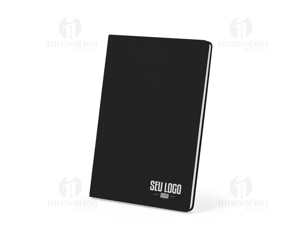 Bloco de anotações 21x15 em um escritório vazio com notebook, papel em branco, objetos de papelaria e espaço para escrever.