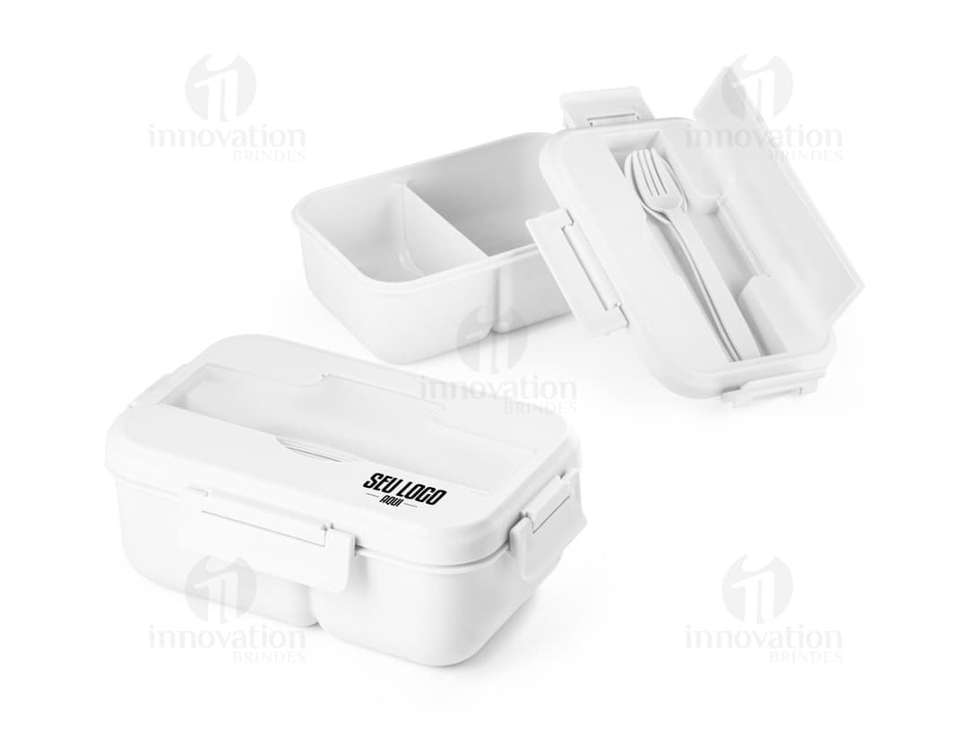 Marmita de metal com design moderno e tecnológico, representando um dispositivo de cozinha. Está localizada ao lado de um tostador, em um ambiente de escritório com cadeira e computador.