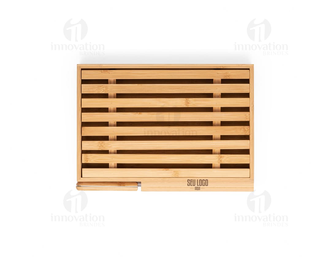 Tábua para pão com faca em madeira, ideal para cortar snacks e pães. Prático e decorativo, perfeito para servir deliciosas refeições.