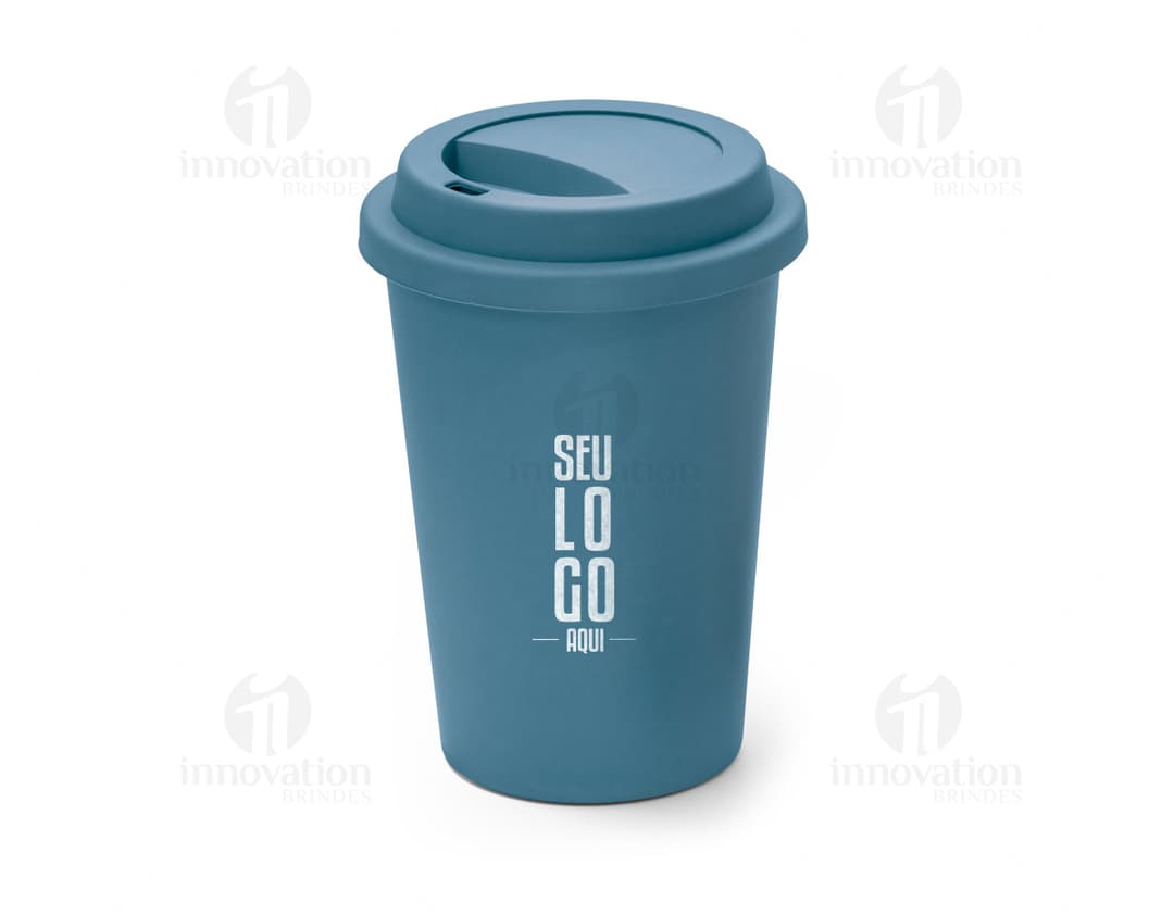 Copo de viagem de 450ml em material de plástico, para armazenar bebidas quentes ou frias. O copo possui tampa, design moderno e é ideal para uso em casa, escritório ou viagens. Colorido, resistente e prático.