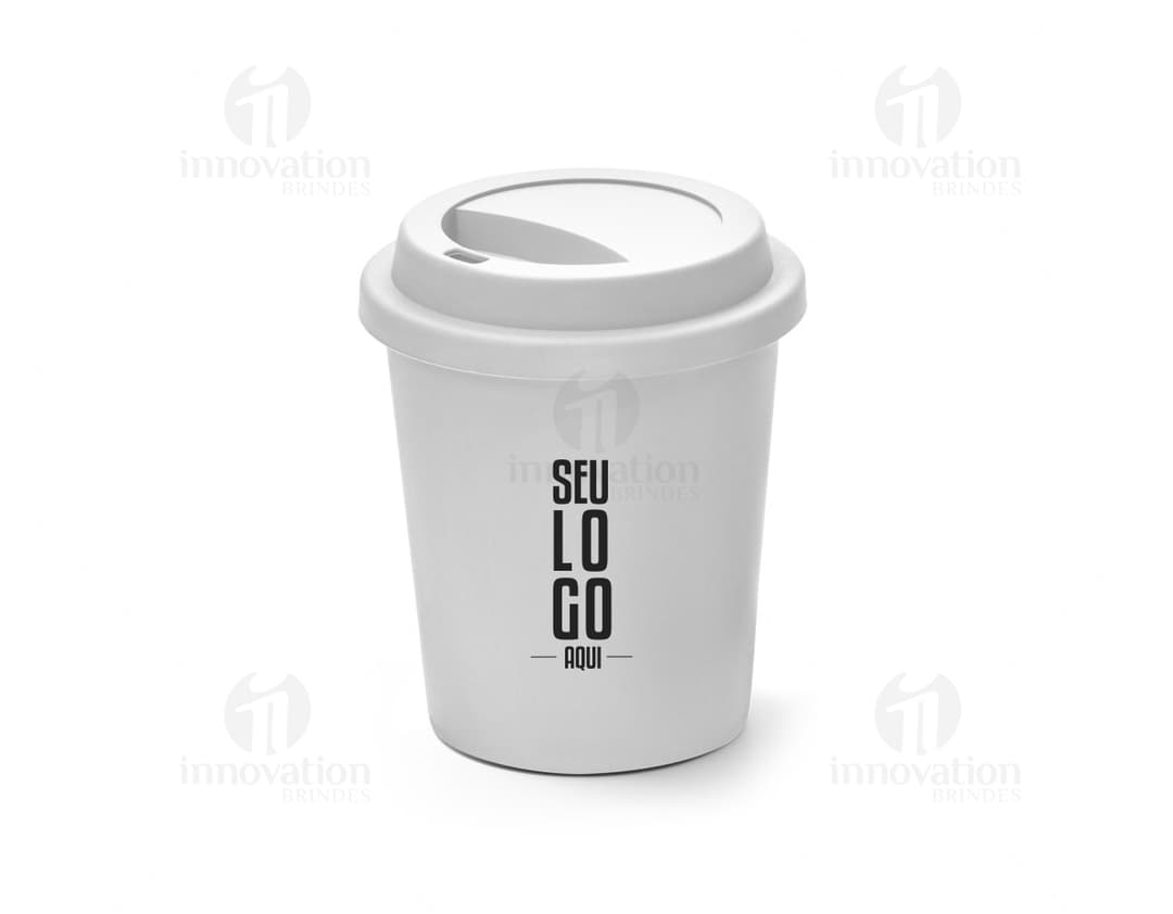 Copo de viagem 350ml c/ tampa em metal e plástico na cor preta e prateada, design industrial, com tampa fechada e capacidade para líquidos quentes.
