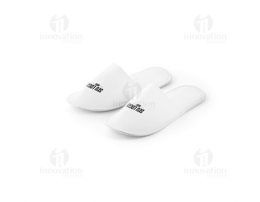 Chinelos de quarto modernos e confortáveis, em tons de preto e cinza. Com design elegante e tecnológico, ideais para relaxamento e equilíbrio. Com detalhes em pedra e rodas de cabos ópticos, representando conexão e harmonia. Perfeito para uso em casa, escritório ou spa.