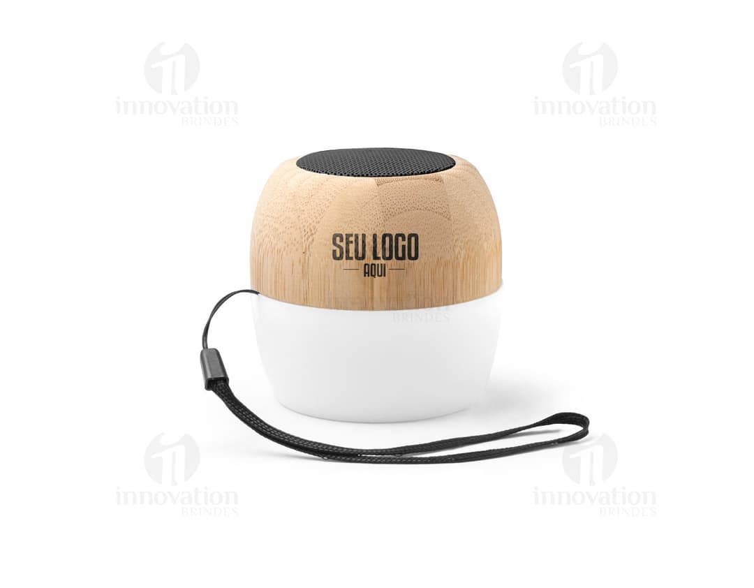 Caixa de som moderna com design de bambu, equipada com tecnologia LED e Bluetooth v5.0. Aparelho de áudio de alta qualidade, com acabamento em prata e preto. Ideal para estúdios de música e entretenimento, com sistema de som estéreo e alto-falantes de alto desempenho. Perfeito para reproduzir músicas com qualidade e potência, seja em casa ou em eventos.