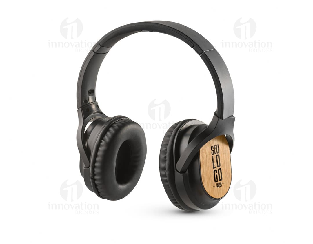 Fone de ouvido sem fio feito de bambu e ABS, mostrando a tecnologia sem fio, conexões e plugs, com design moderno em preto e detalhes em metal, ideal para ouvir música e realizar chamadas com qualidade de som.