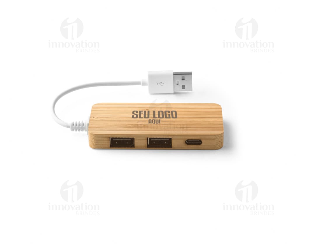 Hub em bambu com conexões para diversos equipamentos eletrônicos, como computador, modem, roteador, entre outros. Feito de material plástico preto e metal, ideal para organizar e transferir dados de forma eficiente. Design moderno e sustentável, perfeito para escritórios e ambientes de trabalho.