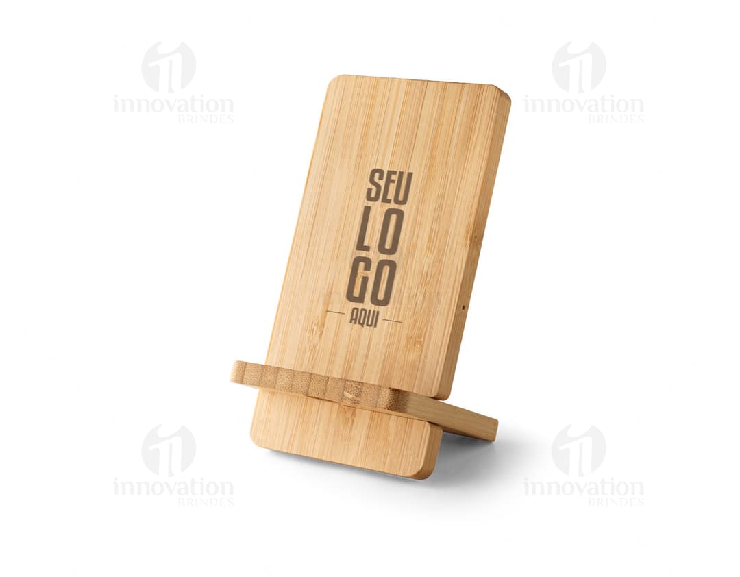 Carregador 10W sobre uma mesa de madeira, ao lado de um bloco de notas amarelo vazio e uma pilha de documentos de papel marrom.