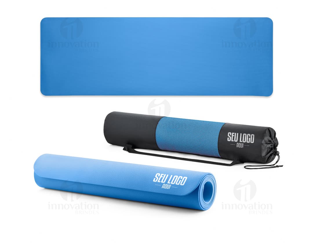 Dispositivo eletrônico moderno com tela digital, microfone, câmera de televisão, equipamento de comunicação e ferramentas eletrônicas em um escritório de negócios. O equipamento possui botões e cabos de metal prateado e preto, com um design horizontal e portátil.