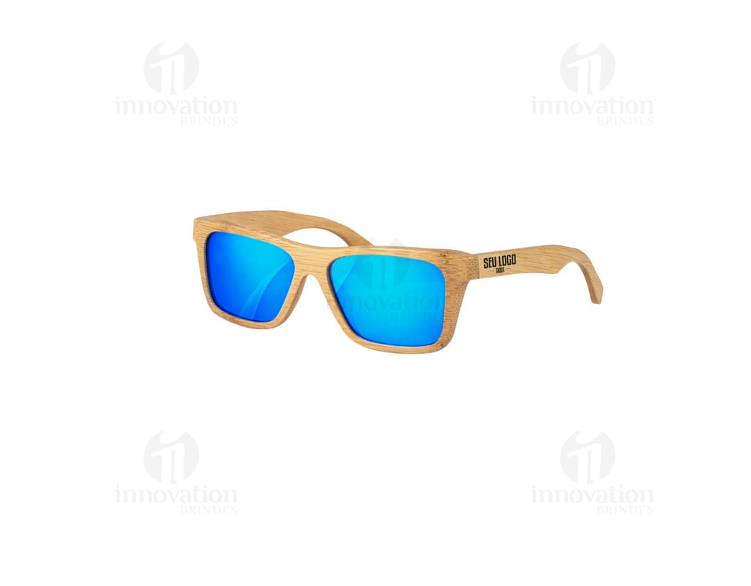 Óculos de sol em bambu moderno e elegante, na cor preta. O acessório de proteção possui lentes escuras e design estiloso, ideal para os dias de verão. O material em bambu traz um toque de sofisticação ao visual, combinando estilo e cuidado com a visão.