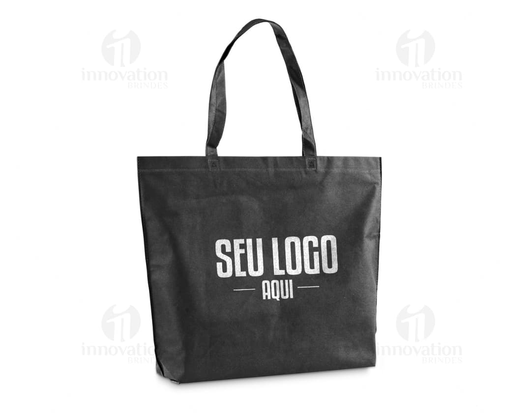 SACOLA 480 x 380 mm em tom de marrom claro, de papel resistente, vazia, com alça de corda, fechamento com cadeado de metal e etiqueta de preço em amarelo.