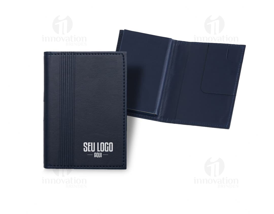 Bloco de anotações com porta caneta em um escritório vazio. O caderno está aberto em uma página em branco e ao lado há um videodisco. O design é moderno e conta com um espaço para guardar objetos, como canetas. O ambiente é limpo e organizado, com um ar de nostalgia.