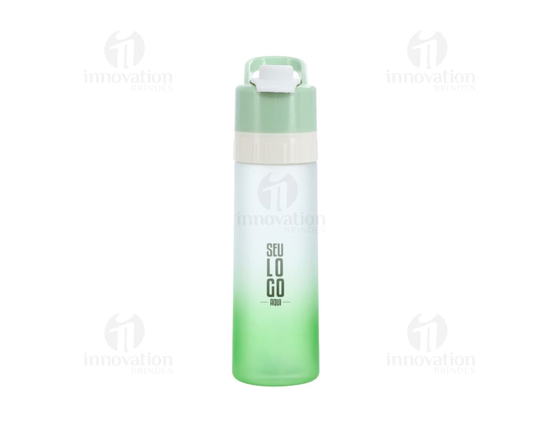 Squeeze bicolor 650ml c/ borrifador em plástico transparente, design elegante e curvo, contendo líquido perfumado. O objeto possui tampa de metal prateada e é ideal para cuidados pessoais e higiene diária. Adequado para uso no banheiro, spa ou casa, proporcionando praticidade e frescor.