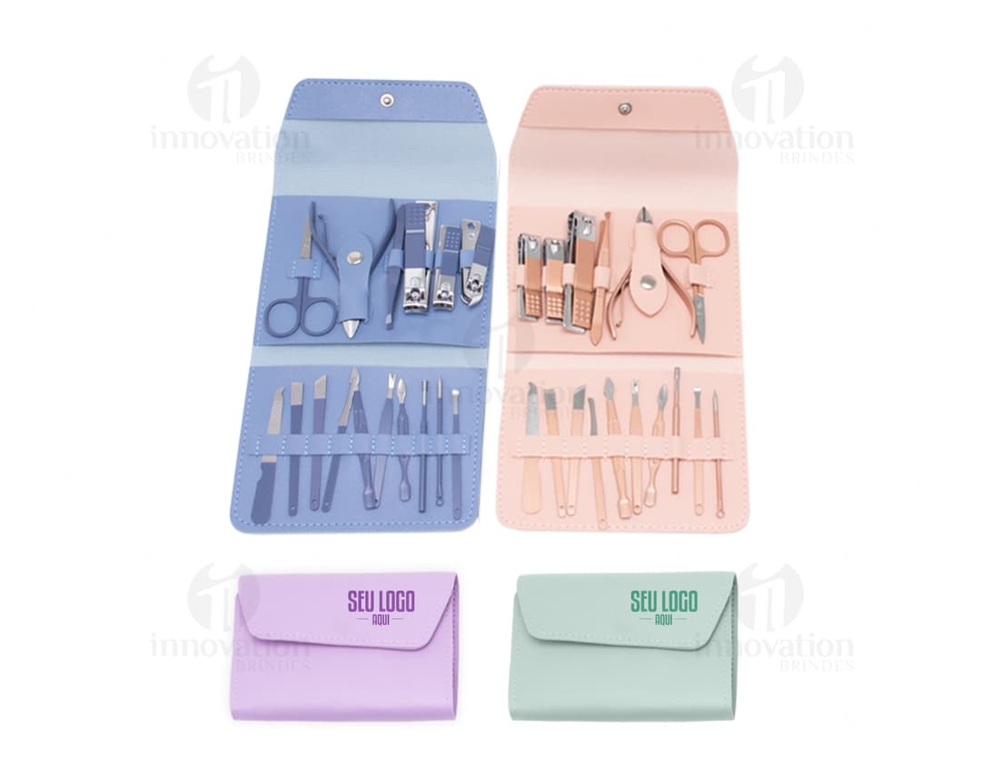 Kit manicure com 16 peças dentro de um estojo. O conjunto inclui ferramentas de metal e plástico, como alicate, tesoura, empurrador de cutículas, entre outros itens essenciais para cuidados com as mãos e unhas. Ideal para uso comercial em salões de beleza e cuidados pessoais em casa.