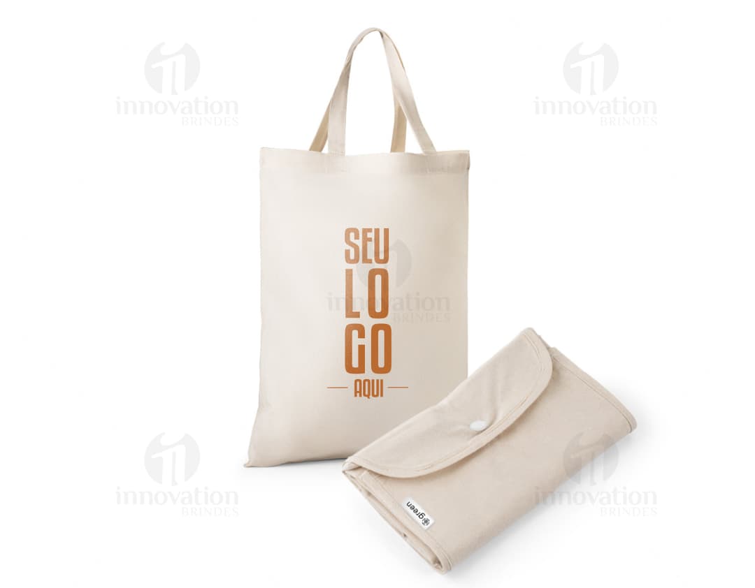 Bolsa de algodão reciclado dobrável, com design vintage. Feita de material eletrônico antigo, com espaço vazio para colocar documentos e objetos diversos. Cor marrom e amarela, com detalhes em plástico e metal. Ideal para uso no escritório, escola ou em viagens.