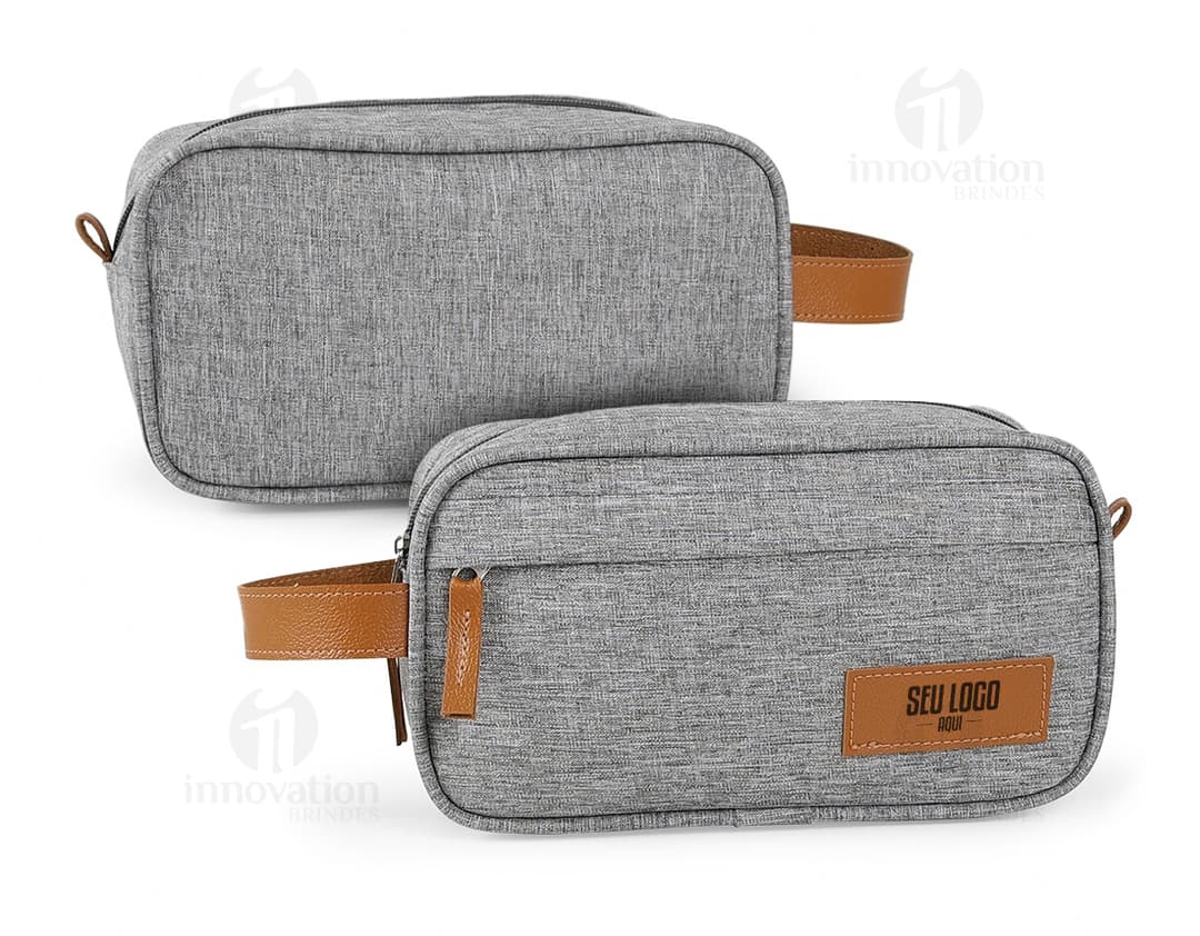 Necessaire de poliéster com detalhes em couro sintético, moderna e elegante. Compartimento único, fecho de correr, estilo casual e acessório de luxo para guardar itens de forma organizada.