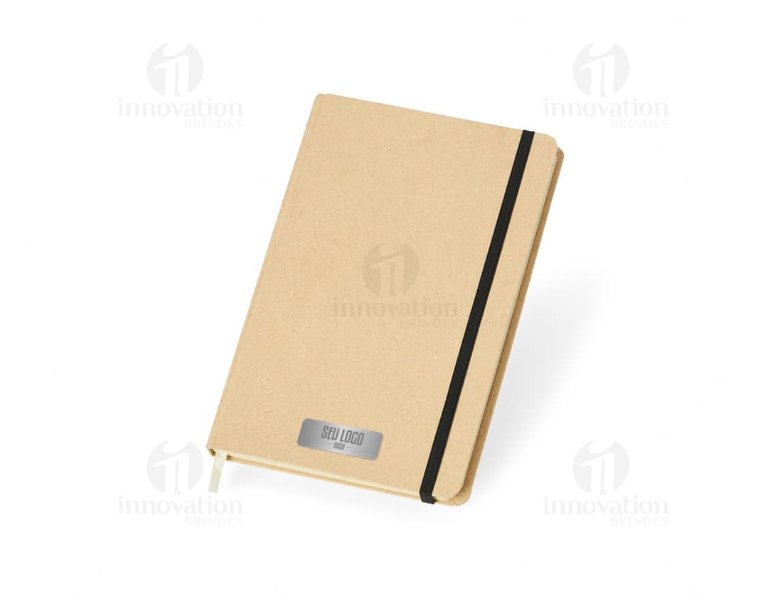 Caderneta kraft sem pauta com elástico, ideal para anotações e lembretes. Possui capa em papelão kraft, folhas em branco e elástico para manter as páginas fechadas. Perfeito para uso no escritório, escola ou em casa.