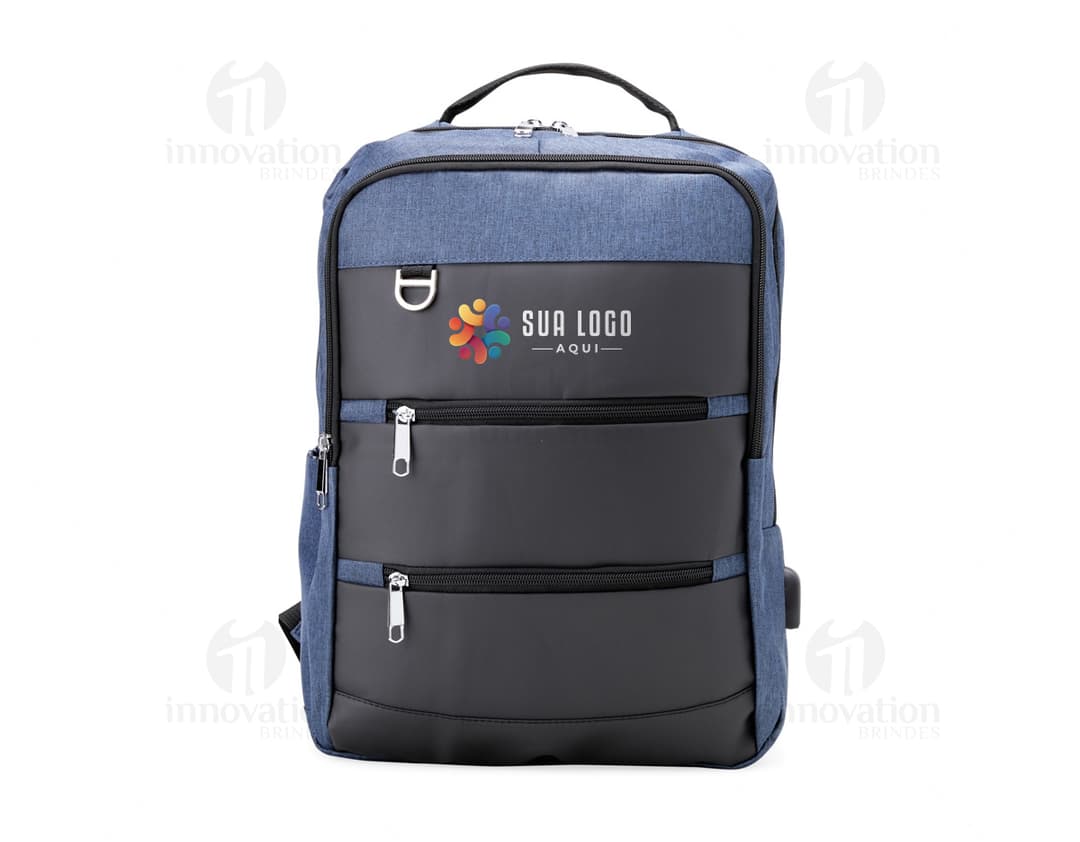 Mochila de nylon preta com alças de couro, com capacidade de 26 litros e porta USB integrado. Ideal para viagens de negócios e equipada com compartimentos de armazenamento tecnológicos. Design moderno e retro, com fechos de metal e alça de transporte.