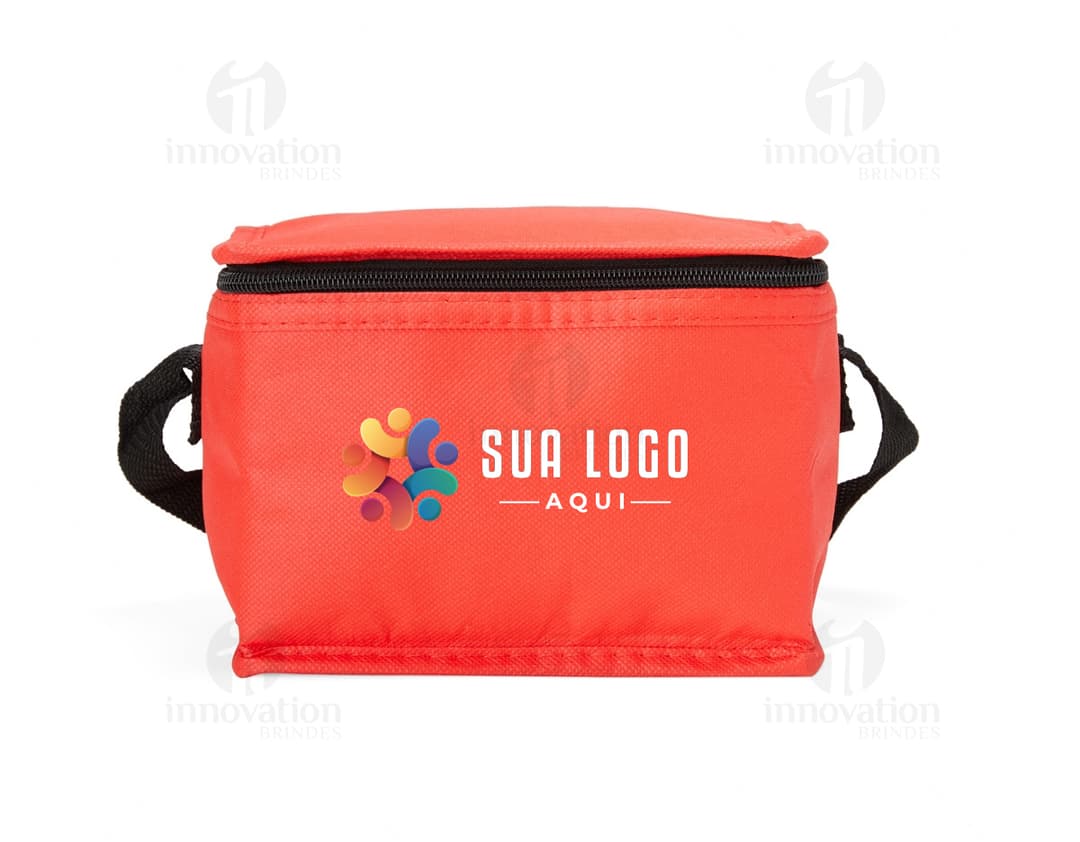 Bolsa térmica de 4 litros em formato de caixa, feita de plástico resistente. Decorada com fita e laço, é perfeita para presentes em datas comemorativas como aniversários e Dia dos Namorados. Ideal para armazenar alimentos e bebidas, mantendo-os frescos por mais tempo. A bolsa possui um design elegante e é uma ótima opção para quem gosta de praticidade e estilo.