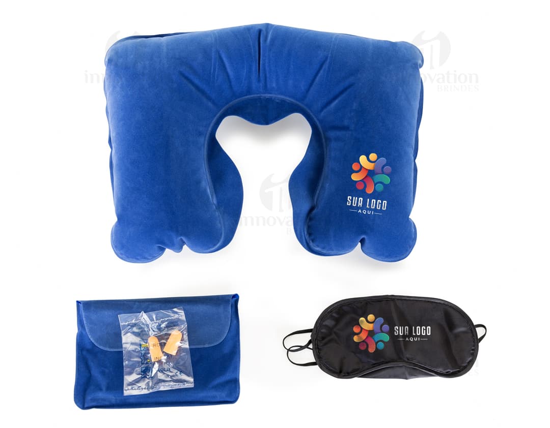 Homem de terno e gravata segurando ícone de interrogação em 3D com as mãos, em gesto de apoio e sucesso, em um cenário corporativo.