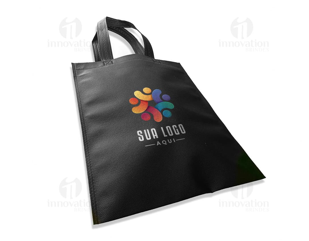 Sacola de TNT branca, lisa e resistente, ideal para compras e transporte de objetos.