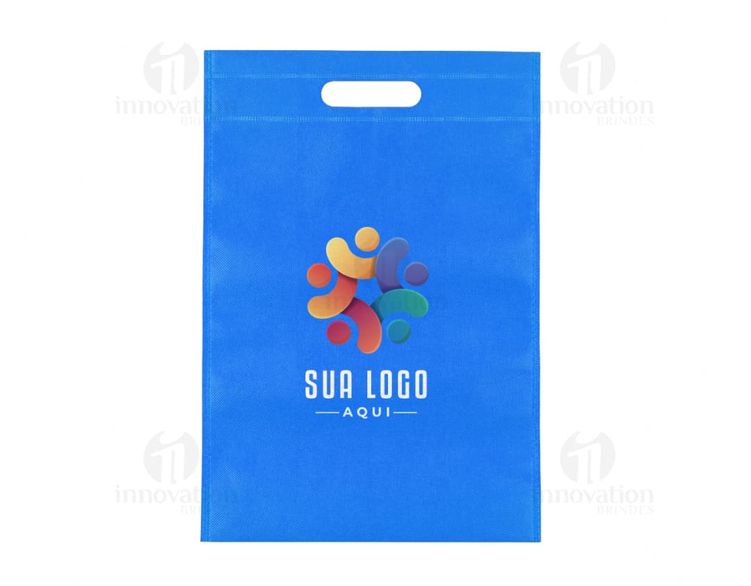 Envelope de papel em um container branco com uma bandeira nacional icônica. O símbolo do card de design de negócios vazio está em destaque, junto com um ícone de carta e uma etiqueta amarela. O template de arte retrô inclui um clip de papel padronizado, com sombras e ícones de comunicação. O produto destaca-se em fundo preto, com a imagem espalhada em uma coleção de stationery.